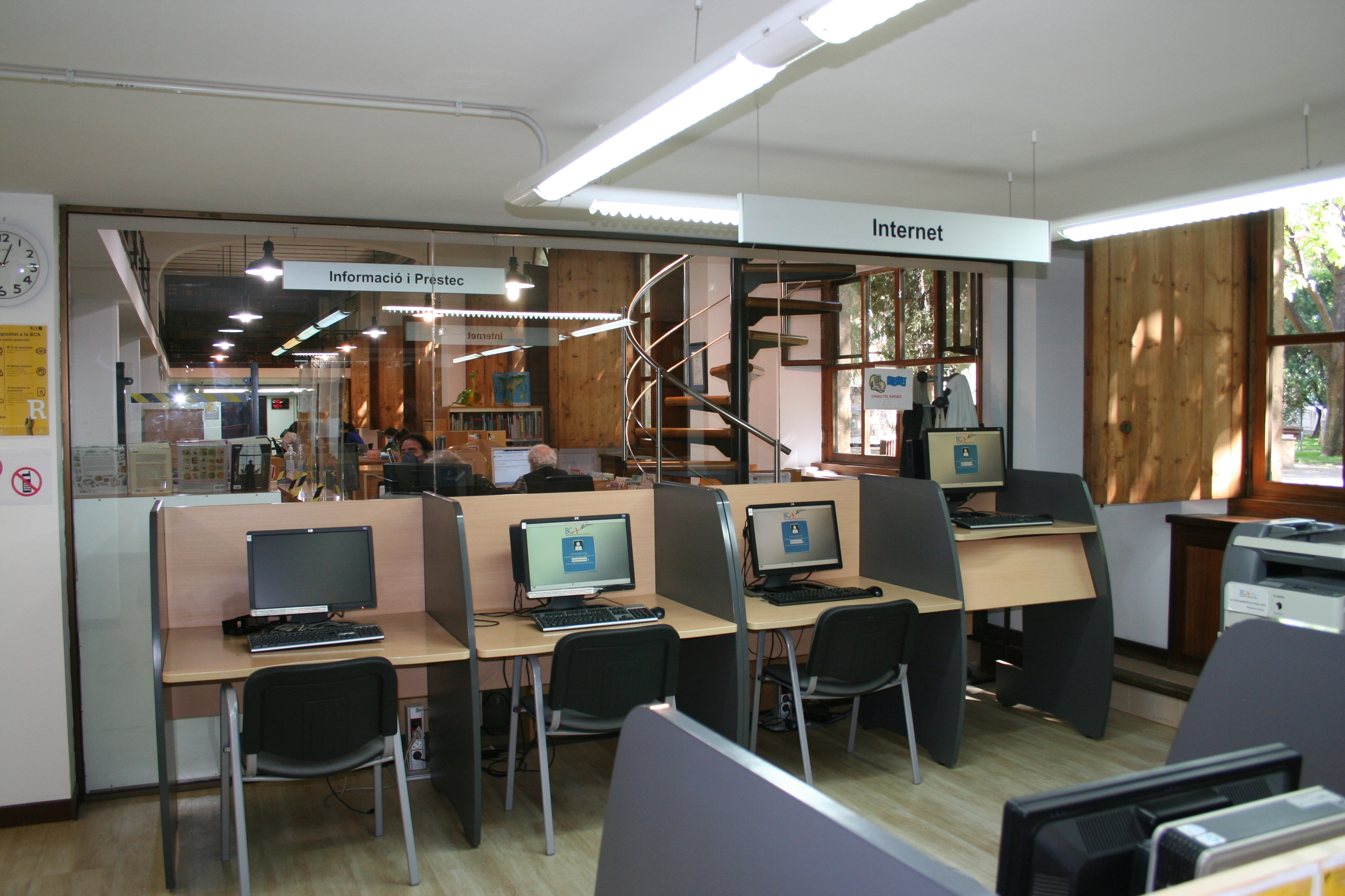 Sala d'ordinadors amb accés gratuït a Internet